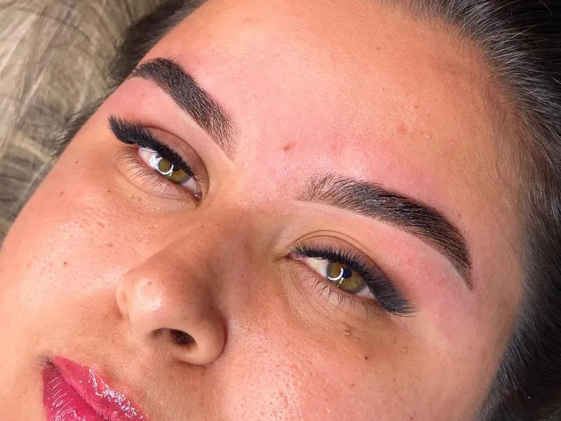 Extensão de cílios efeito fox eyes, com o olhar alongado, feita em Barra Velha