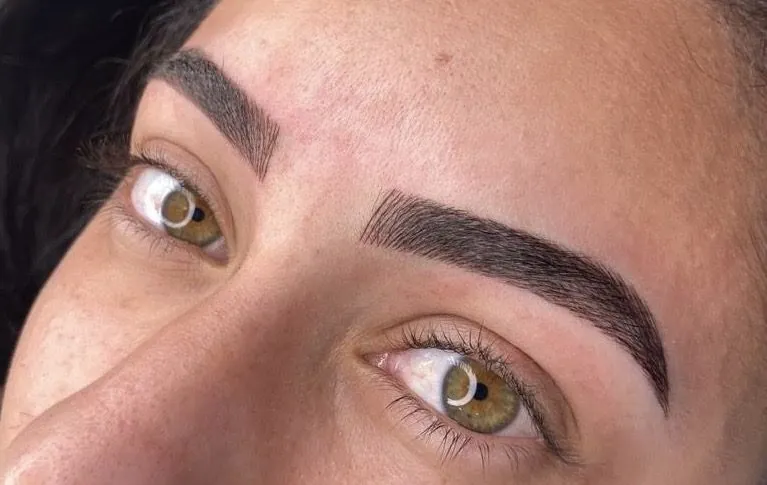 Sobrancelha após micropigmentação fio a fio no Studio Lash das Lash, em Barra Velha