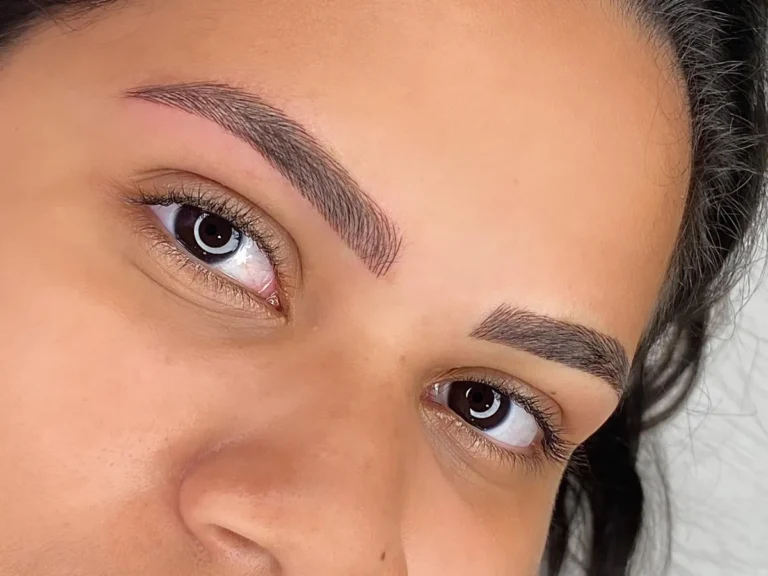 Sobrancelha com micropigmentação fio a fio feita pela Ana Paula no Studio Lash das Lash em Barra Velha